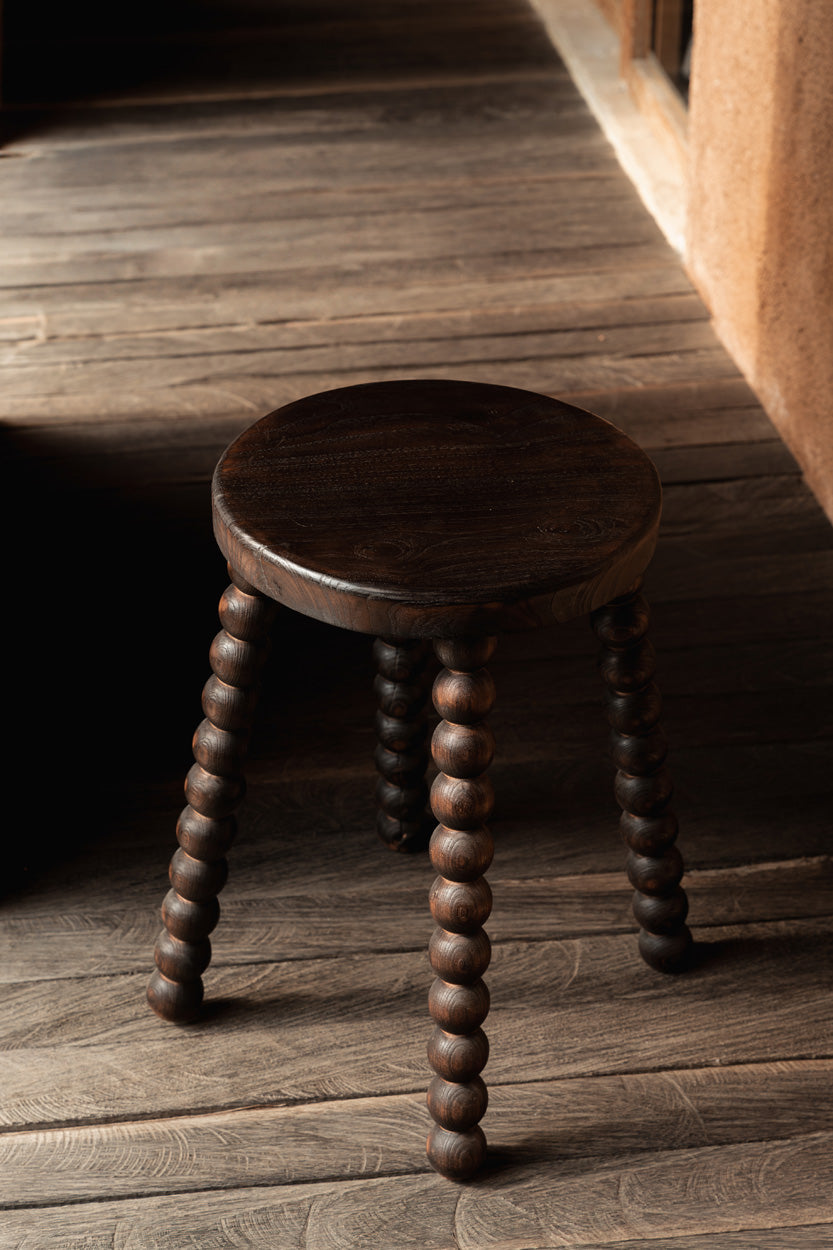 Tabouret de salon bois foncé pieds perlés sculptés massifs – H50 cm