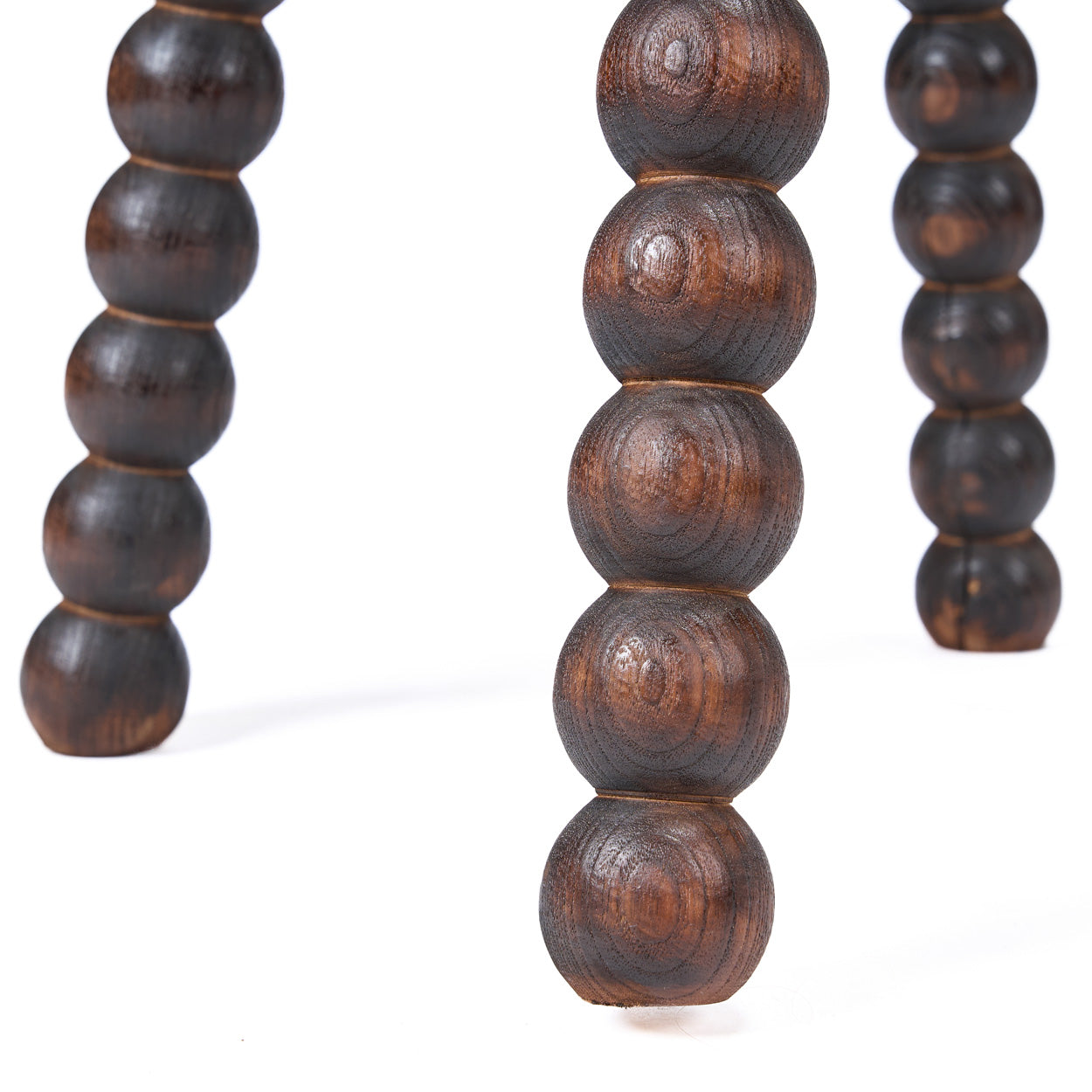 Tabouret de salon bois foncé pieds perlés sculptés massifs – H50 cm