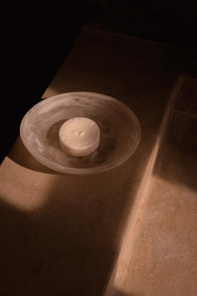 Coupe décorative en résine blanche effet albâtre forme organique