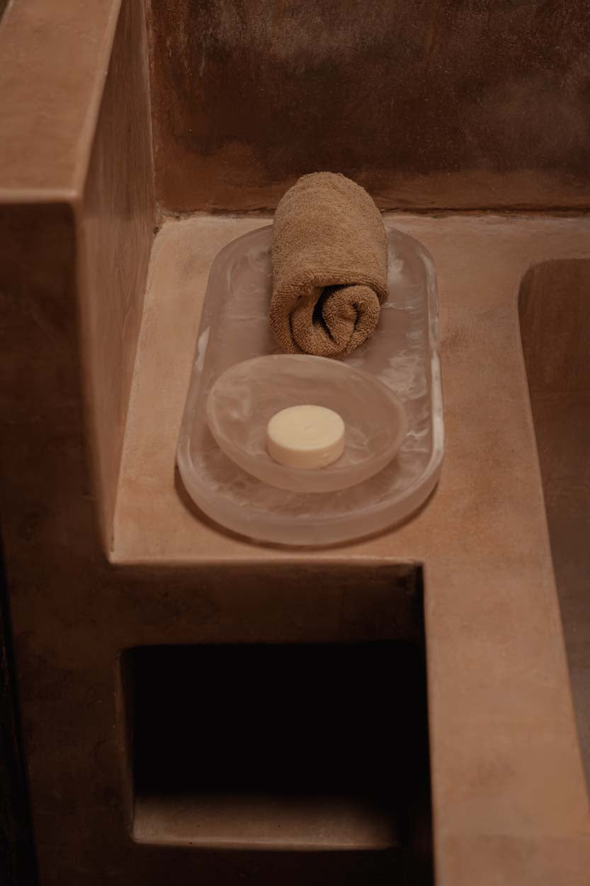 Plateau ovale en résine marbrée rose translucide