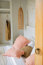 Suspension cylindrique en rotin naturel ajouré – 90x23 cm