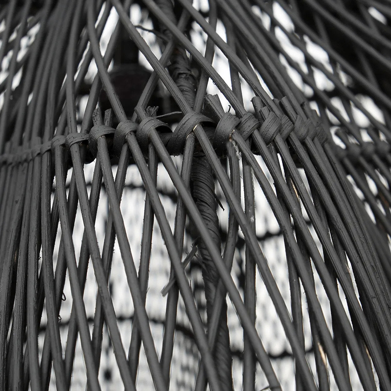 Suspension en rotin ajouré noir forme de fleur XL – Ø110 cm