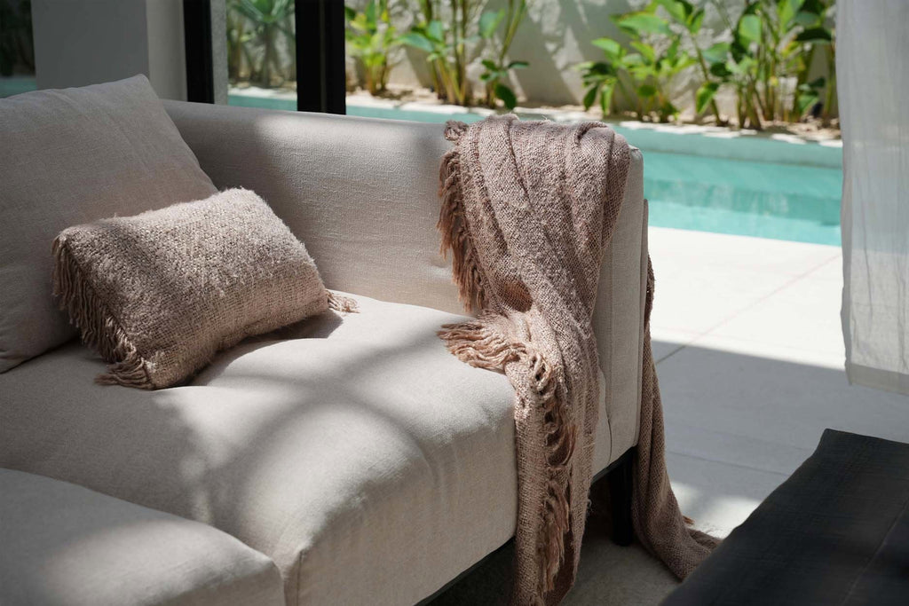 Housse de coussin beige en coton avec franges - 30x50 cm