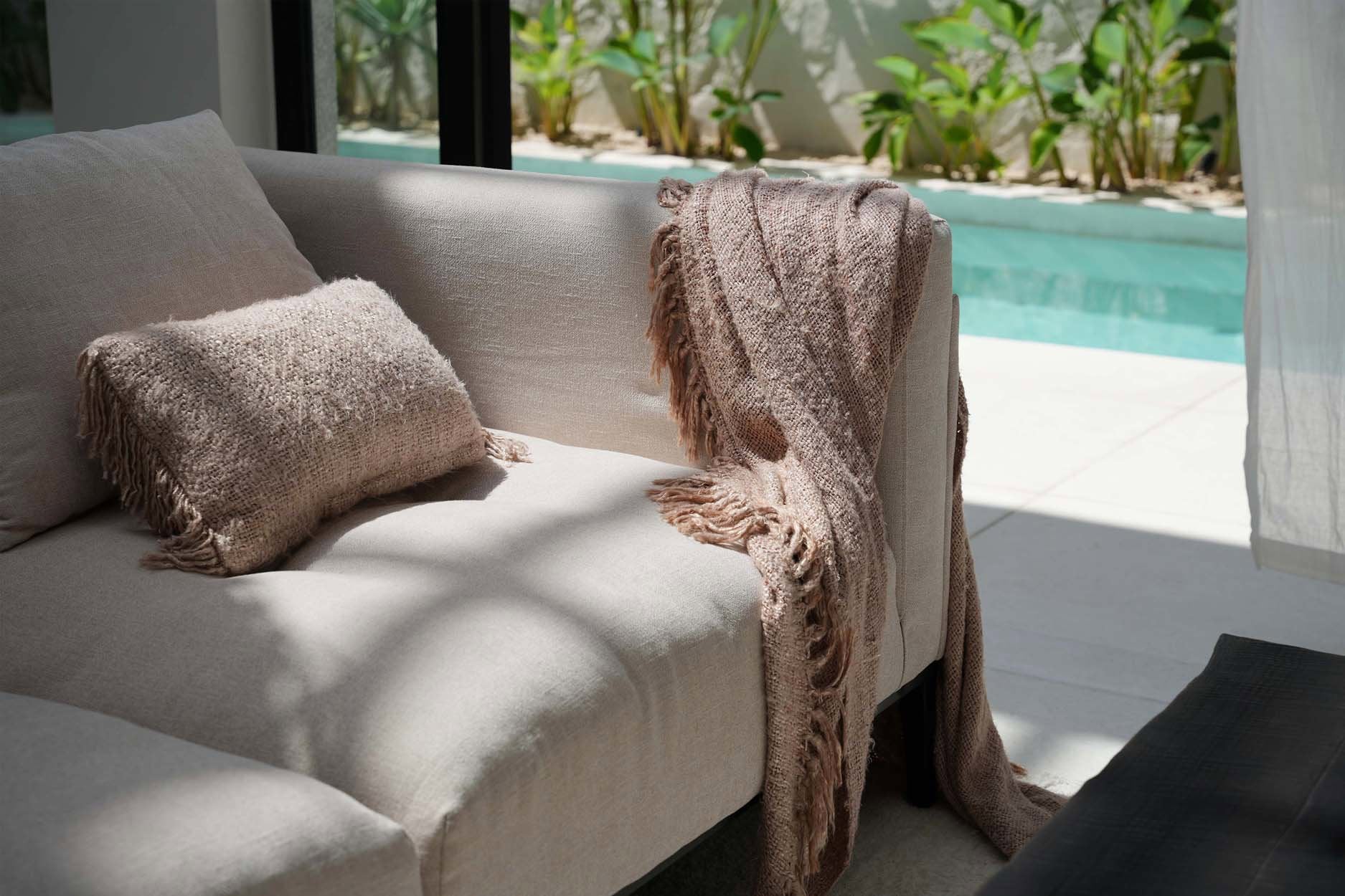 Housse de coussin beige en coton avec franges - 30x50 cm