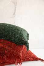 Housse coussin rouge cerise en coton  avec franges - 30x50 cm