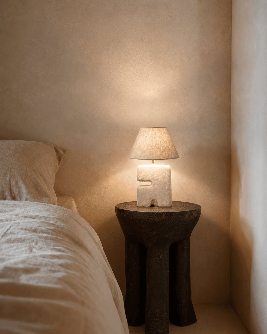 Lampe blanche sculpturale en papier mâché pour chevet – H25 cm