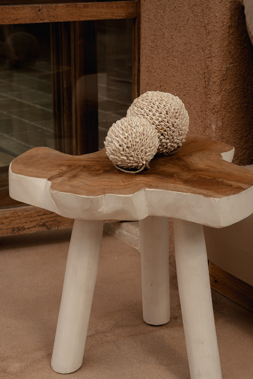Table d’appoint en teck massif blanc naturel forme organique – 45x45 cm