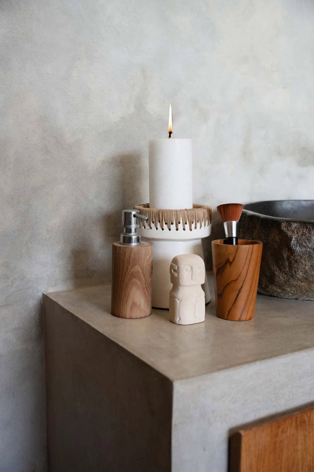 Porte-bougie en terre cuite blanche finition raphia naturel – H16 cm