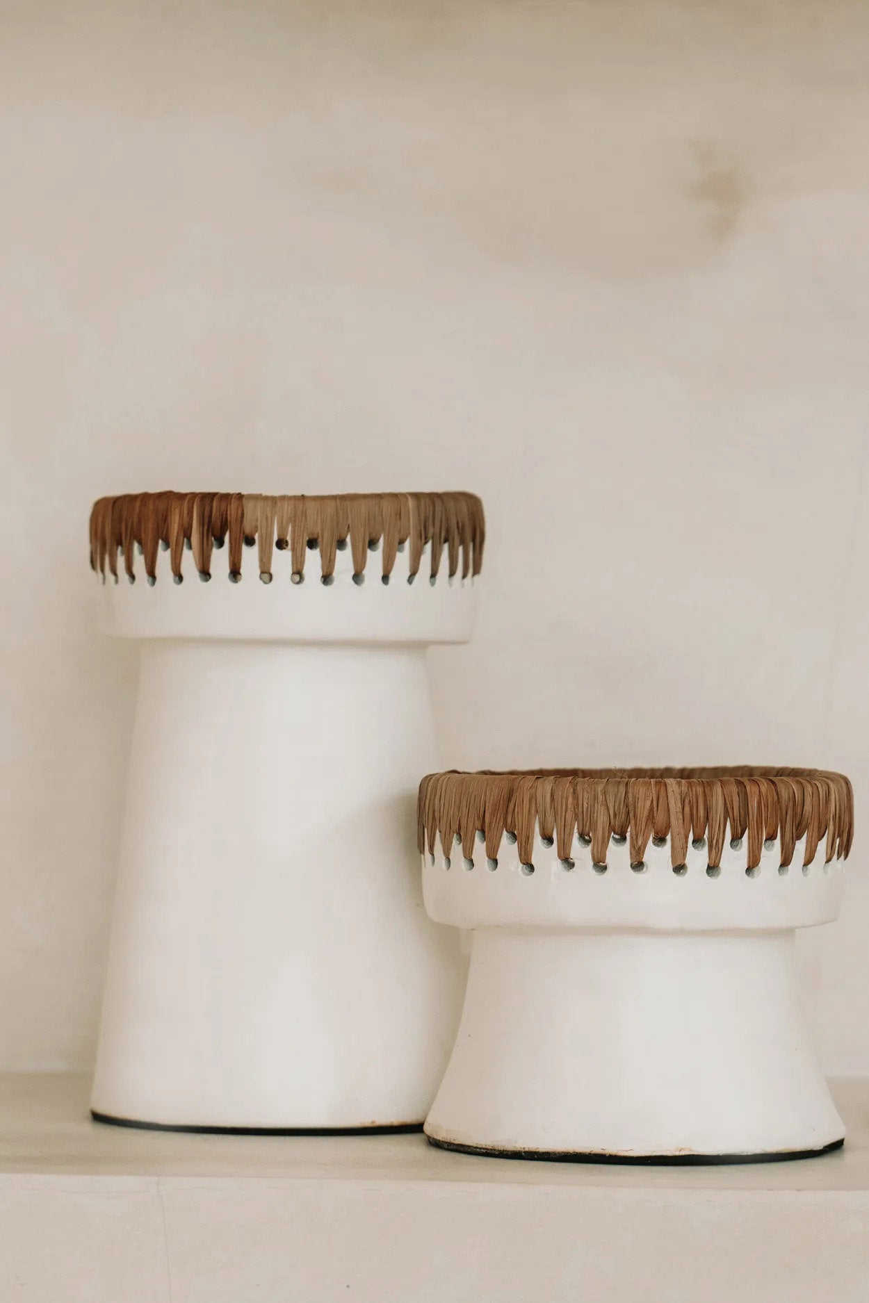 Porte-bougie en terre cuite blanc avec bord en raphia tressé
