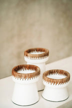 Porte-bougie en terre cuite blanc avec bord en raphia tressé