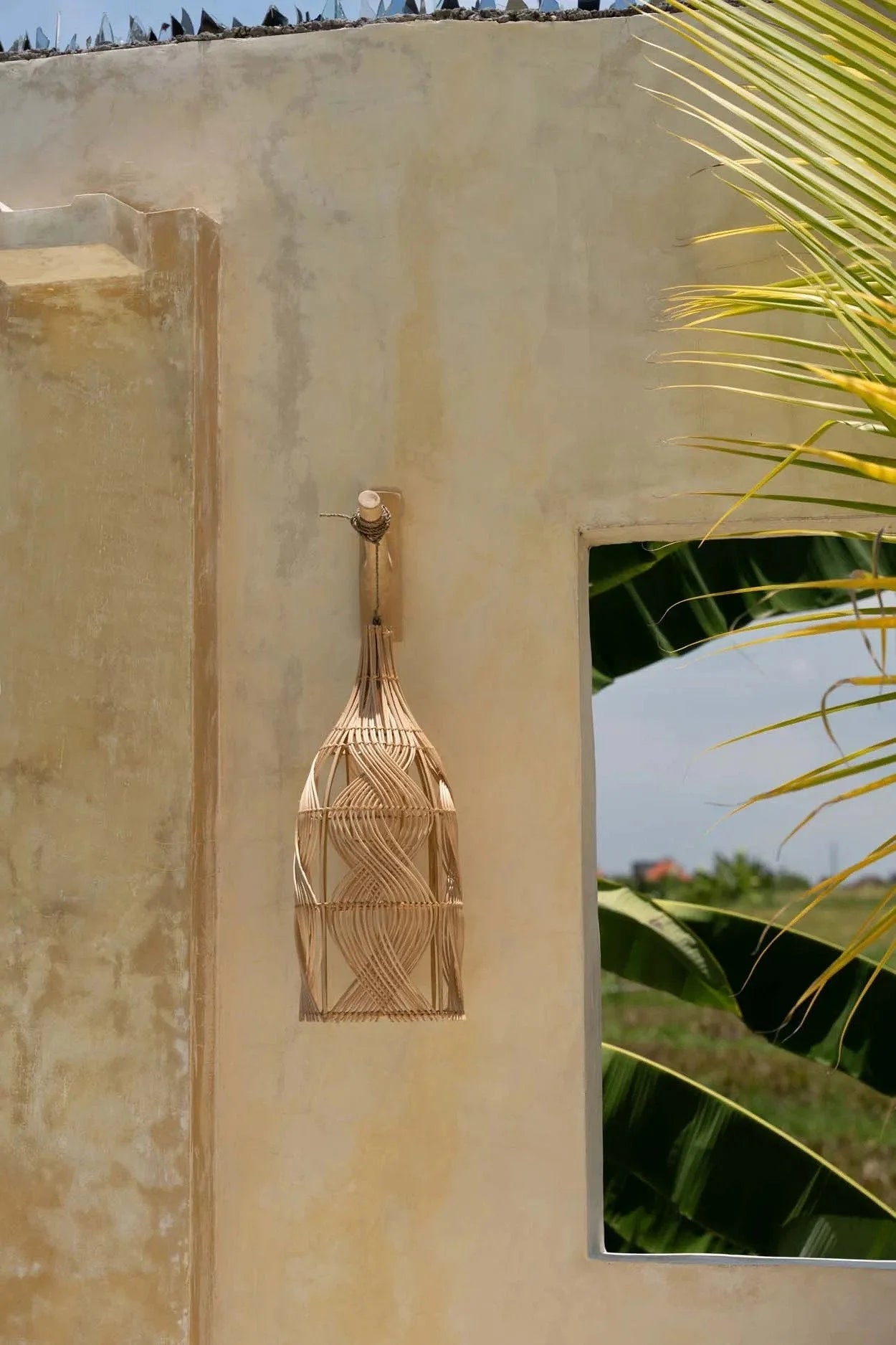 Suspension en rotin naturel forme bouteille ondulée – H55 cm