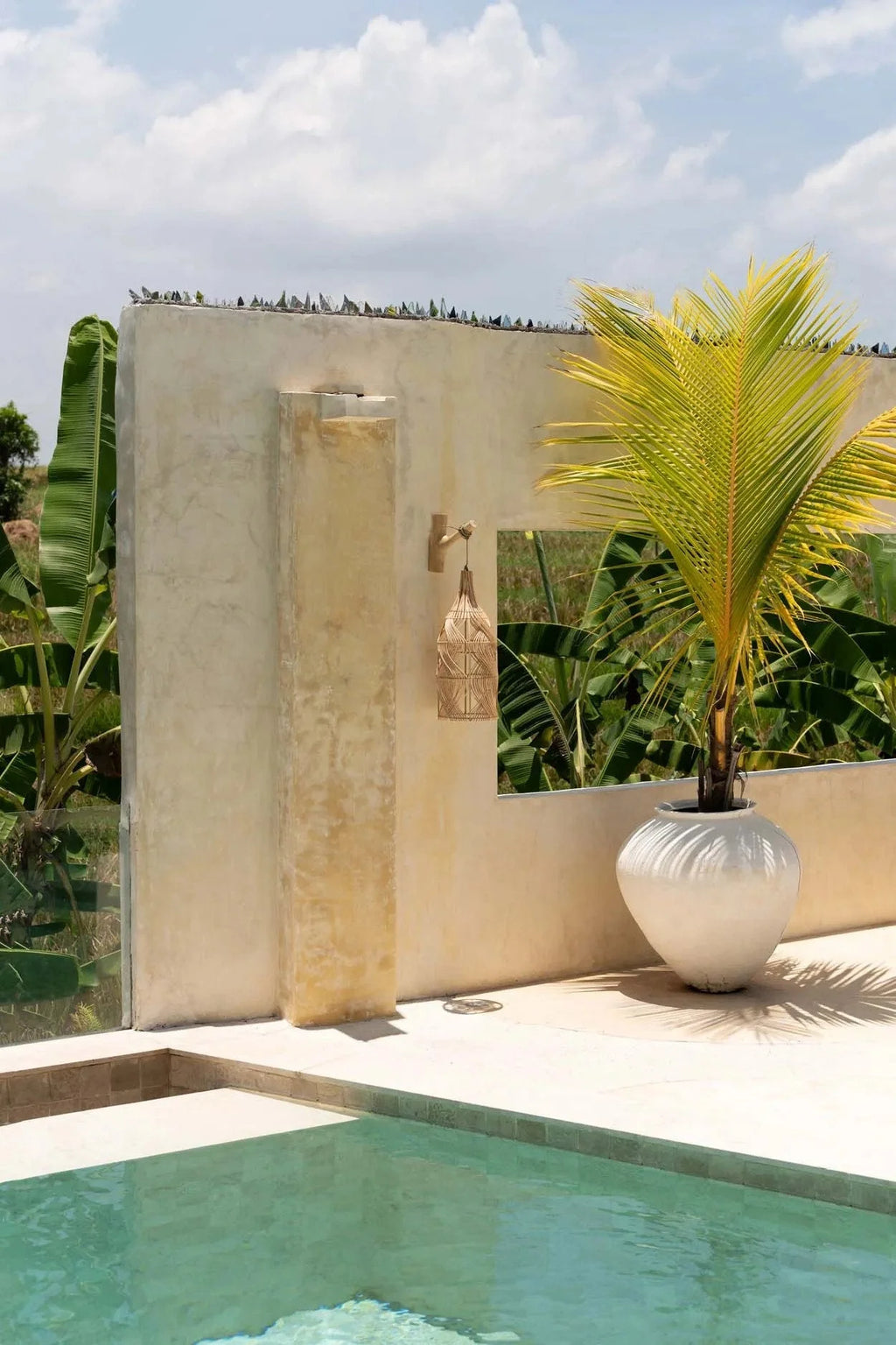 Suspension en rotin naturel forme bouteille ondulée – H55 cm