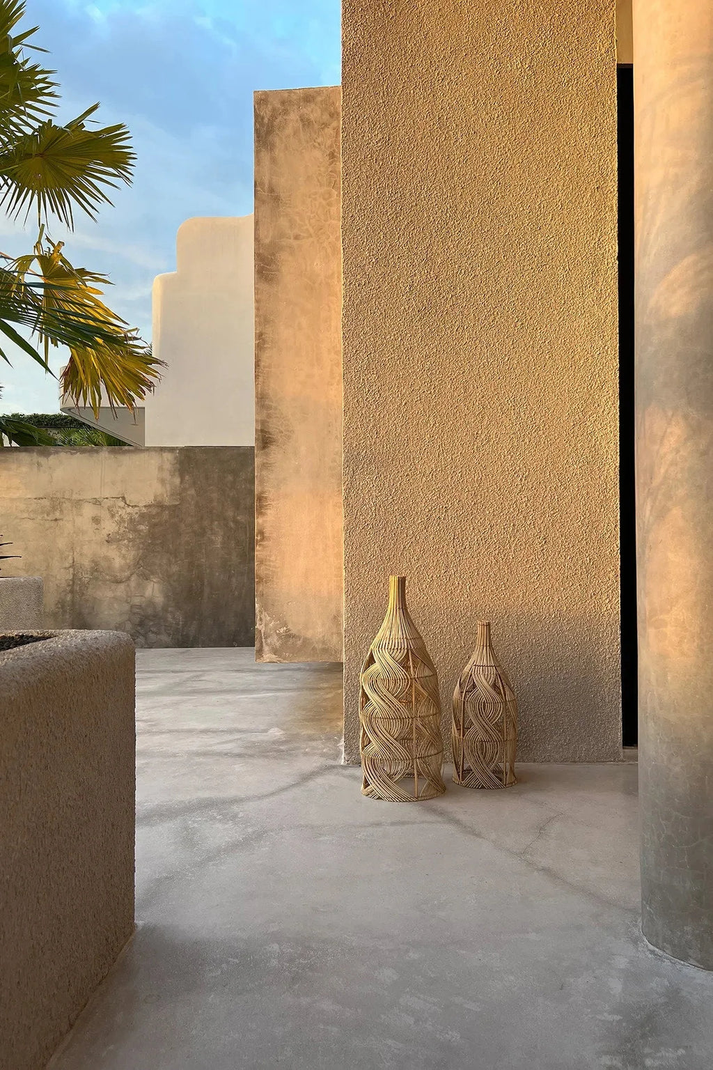 Suspension en rotin naturel forme bouteille ondulée – H55 cm