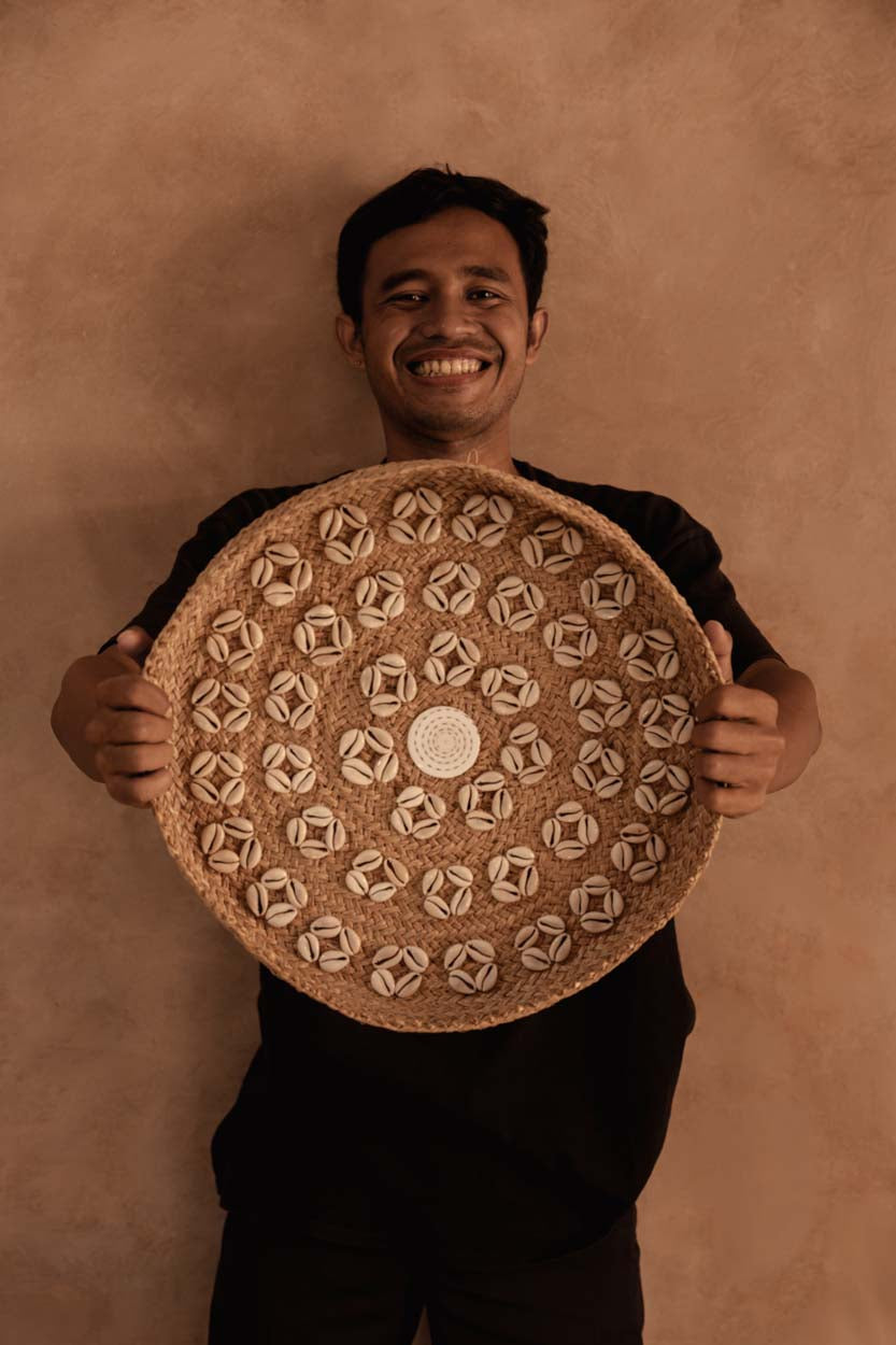 Plaque murale ronde en coquillages naturels et paille tressée blanche