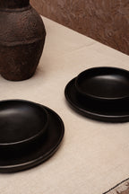 Assiette ronde en terre cuite brûlée – Noir profond – Ø26 cm