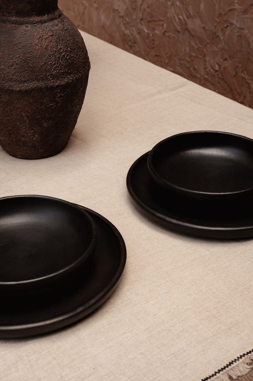 Assiette ronde en terre cuite brûlée – Noir profond – Ø26 cm
