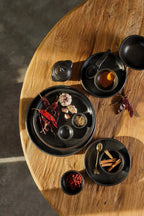 Assiette ronde en terre cuite brûlée – Noir profond – Ø26 cm