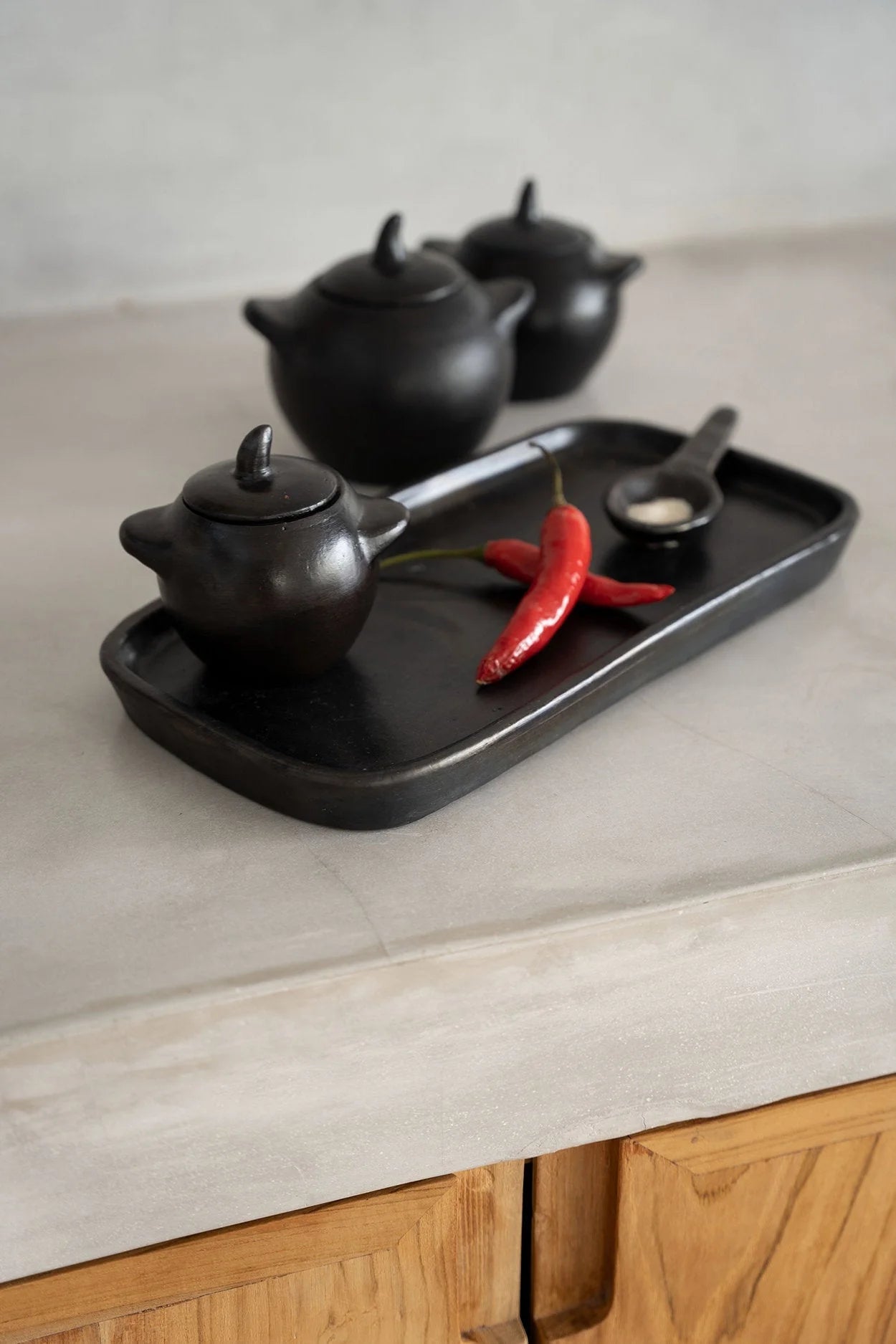 Assiette rectangulaire en terre cuite – Noir mat