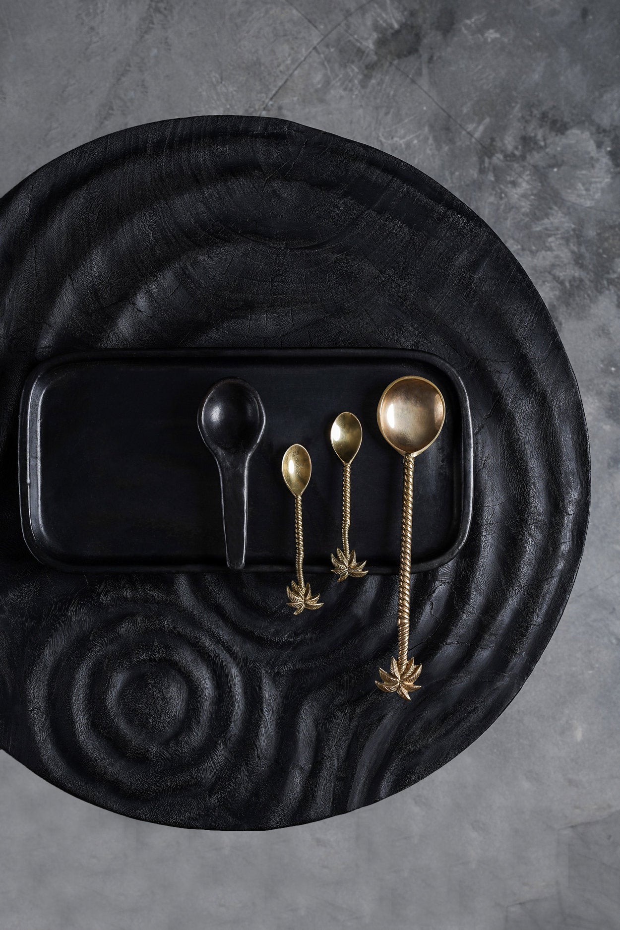 Assiette rectangulaire en terre cuite – Noir mat