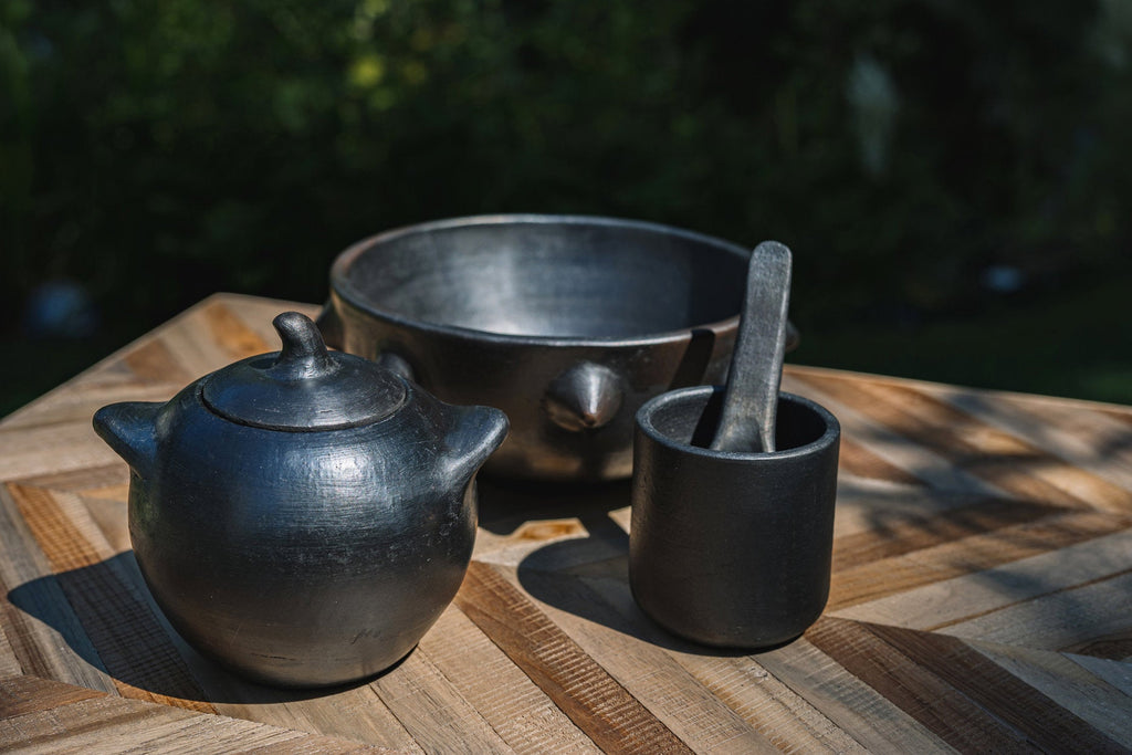 Pot artisanal en terracotta – Finition noire brute