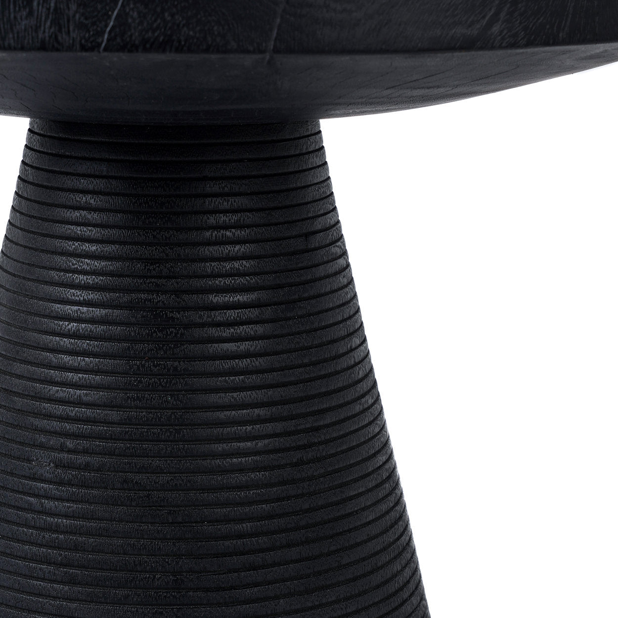 Table basse ronde en bois de suar noir avec base rainurée – Ø70 cm