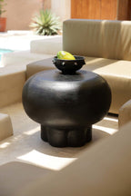 Table basse ronde en bois de suar noir forme champignon – Ø60 cm