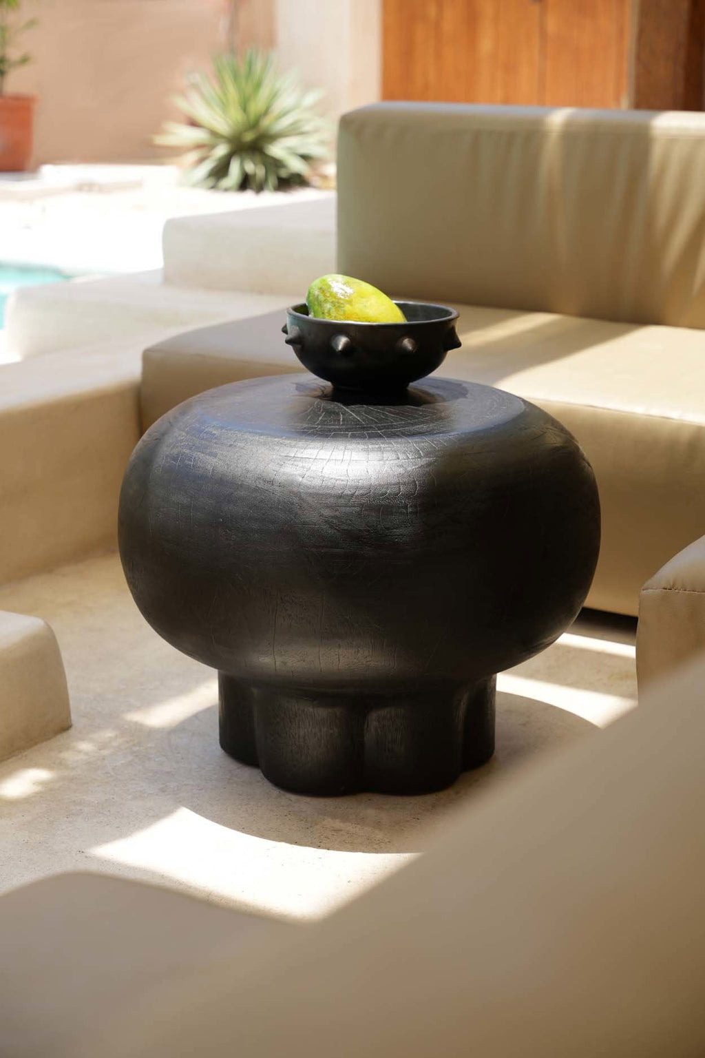 Table basse ronde en bois de suar noir forme champignon – Ø60 cm