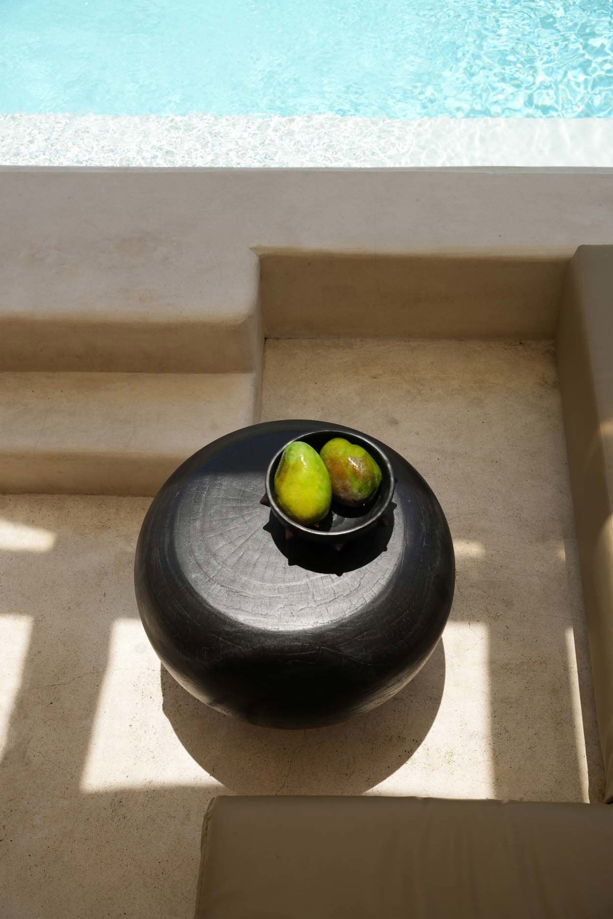 Table basse ronde en bois de suar noir forme champignon – Ø60 cm