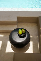 Table basse ronde en bois de suar noir forme champignon – Ø60 cm