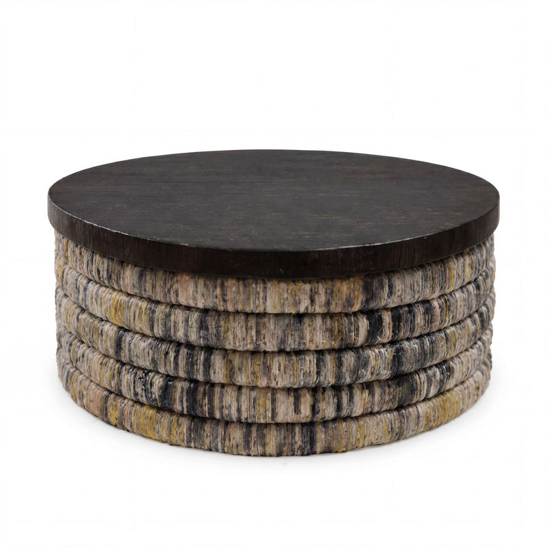 Table basse ronde en bois sombre et fibres naturelles pour salon – Ø80 cm