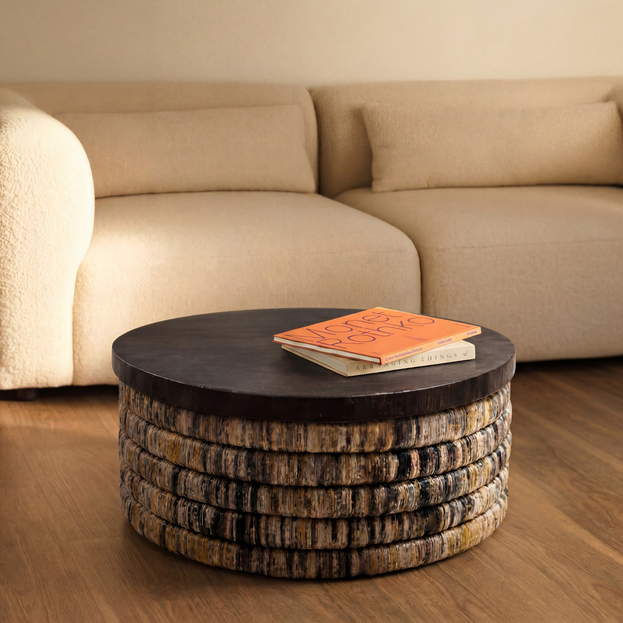 Table basse ronde en bois sombre et fibres naturelles pour salon – Ø80 cm