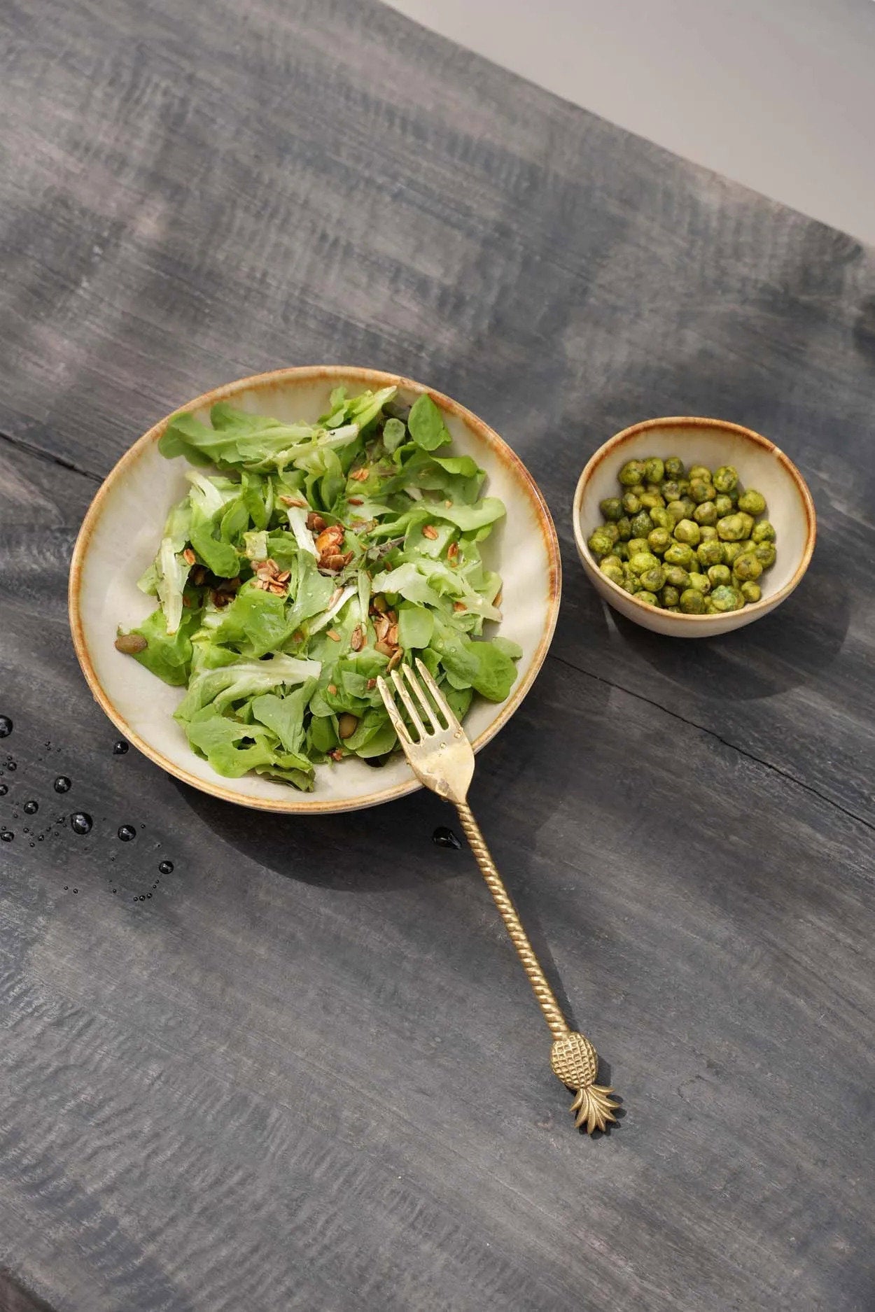 Assiette creuse en grès émaillé ivoire bord miel finition artisanale