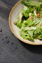 Assiette creuse en grès émaillé ivoire bord miel finition artisanale