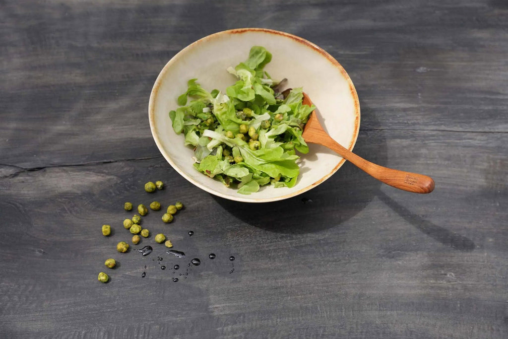 Assiette creuse en grès émaillé ivoire bord miel finition artisanale