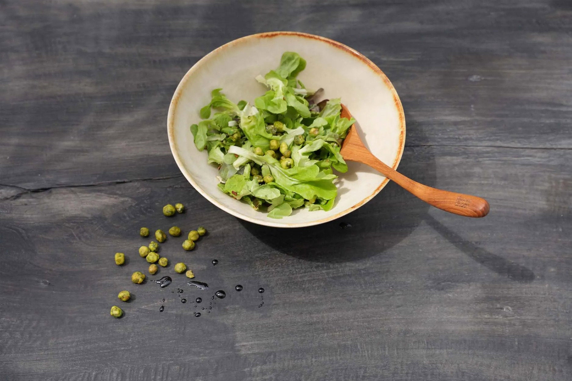Assiette creuse en grès émaillé ivoire bord miel finition artisanale