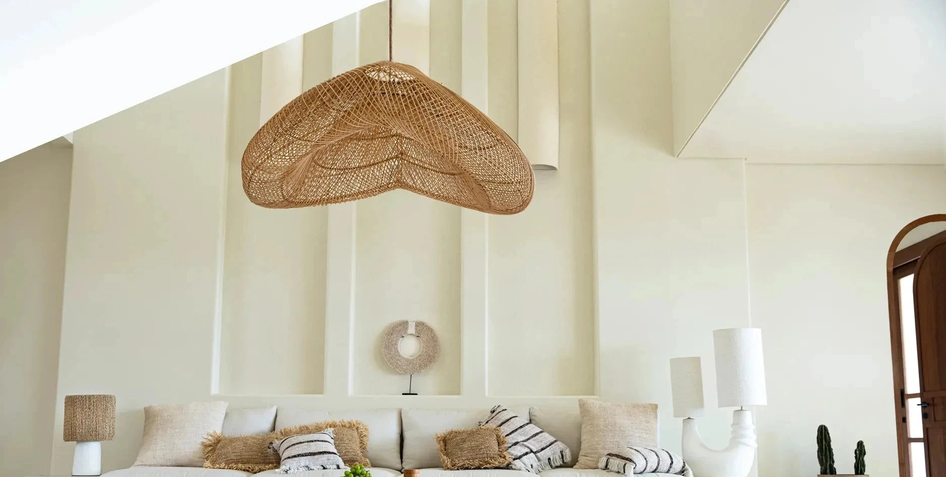 Salon au style bohème chic avec un abat-jour en rotin XL