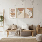 Tableau aux motifs abstraits et tons clairs dans une pièce à vivre style boho