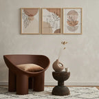 Tableaux abstraits dans un salon boho minimaliste
