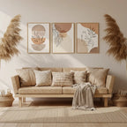 Tableau aux motifs abstraits et tons clairs dans un salon bohème chic