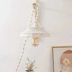 Abat-jour bohème en macramé accroché avec un cordon tressé, parfait pour un intérieur chic.