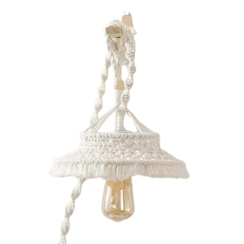 Abat-jour suspendu en macramé fond blanc
