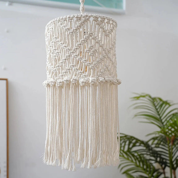 Vue intérieure montrant la structure et le tissage d'un abat-jour boho en coton.
