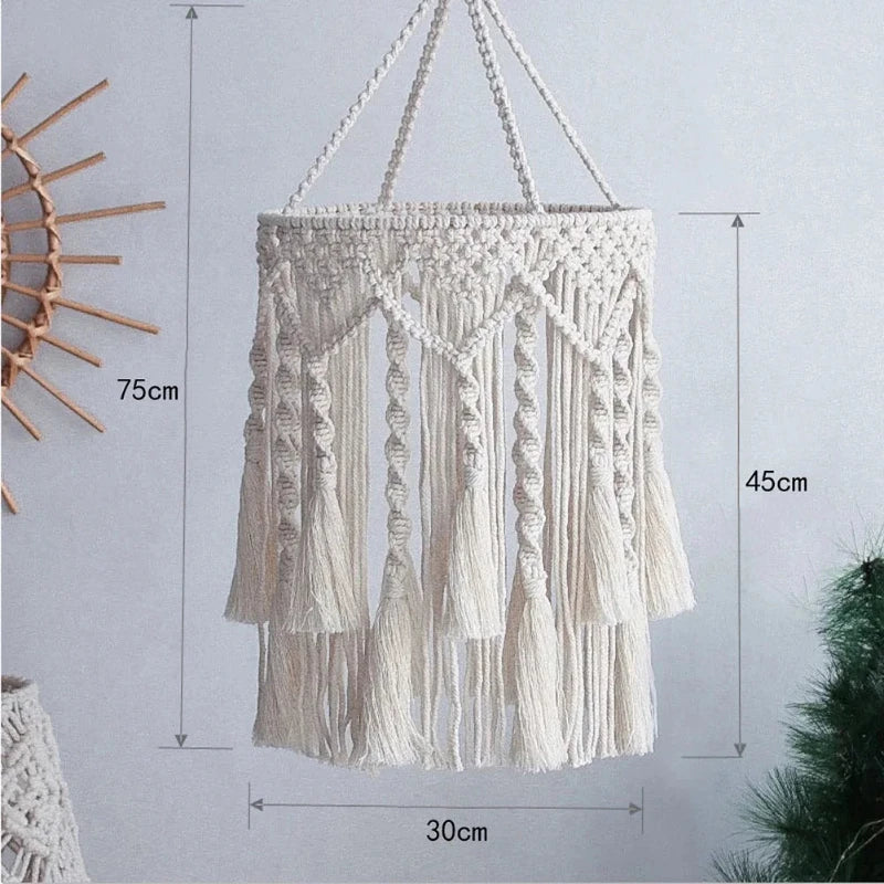 Dimensions de l'abat-jour en macramé à franges, 75 cm de hauteur et 30 cm de largeur.