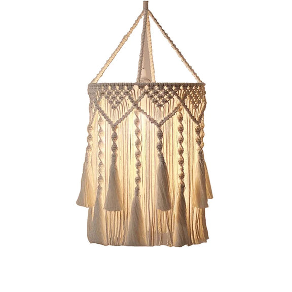Abat-jour en macramé à franges illuminé créant une ambiance romantique et apaisante.