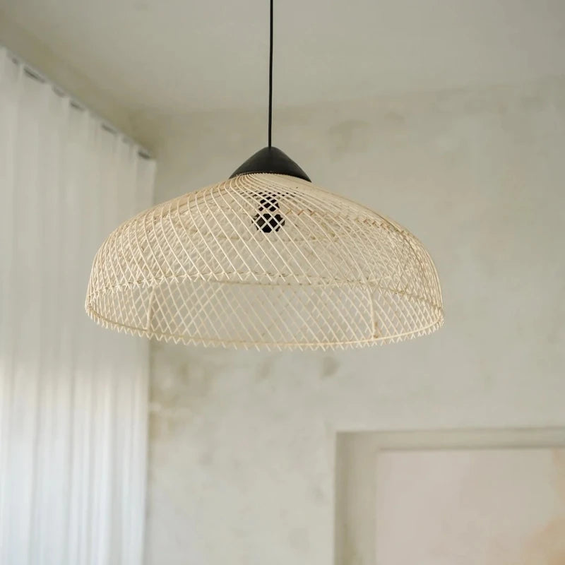 Abat-jour en rotin 40 cm dans une pièce minimaliste aux teintes douces.
