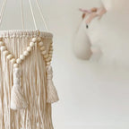 abat-jour nordique en macramé avec un design unique, perles en bois et longues franges.