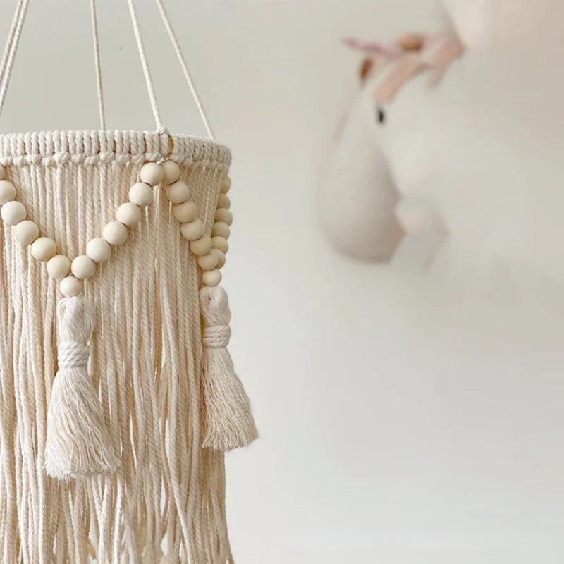 abat-jour nordique en macramé avec un design unique, perles en bois et longues franges.