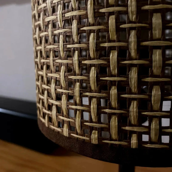 Vue rapprochée du tressage de rotin de l'abat-jour avec une structure circulaire.
