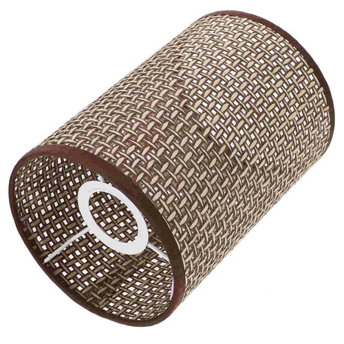 Vue générale de l'abat-jour en rotin cylindrique avec bordure marron.