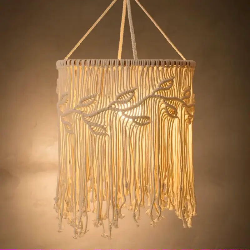 Abat-jour scandinave tissé en macramé utilisé comme décoration intérieure chic.